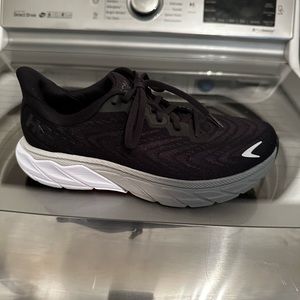 Hoka Arahi 6 running shoes